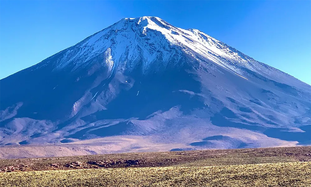 Vulcão Licancabur: O Guardião Sagrado das Terras Altas