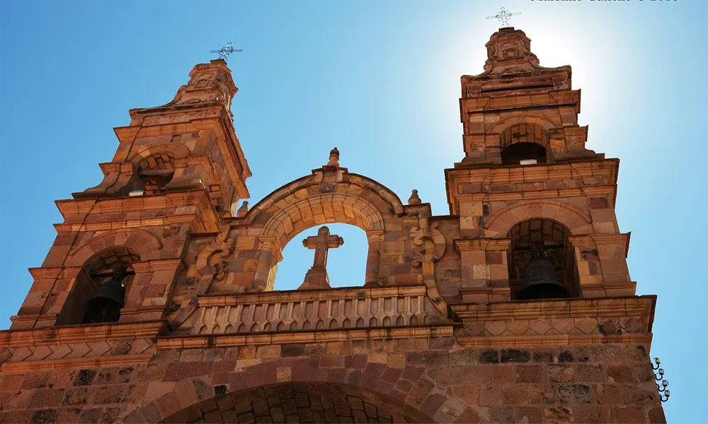 Church of San Lorenzo de Carangas: Emblematic Temple